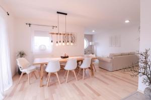 House Eden with Mountain Views 