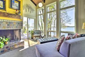 Hilltop Green Lake Home Dock, Kayaks, Views!