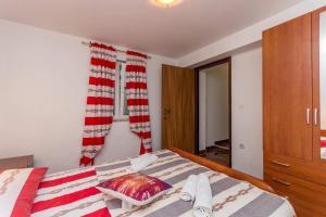Poolincluded Apartment Mirjana