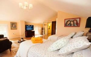 Elegant Villa in Algar with Private Pool