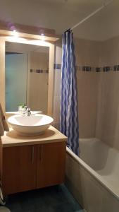 Appartement 2 chambres avec jardinet, piscine vue sur la montagne