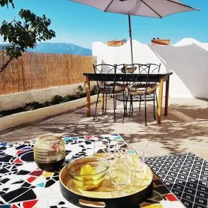 Appartement T2bis Sartène 60m2 avec jolie terrasse de 25m2 et vue panoramique mer et montagne sur le Golfe du Valinco - Quartier calme à 10mn à pied du centre ville - Idéal pour 4 personnes et possibilité de 6 couchages - Place de parking réservée - Foce