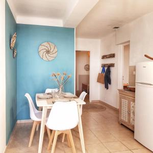 Appartement T2bis Sartène 60m2 avec jolie terrasse de 25m2 et vue panoramique mer et montagne sur le Golfe du Valinco - Quartier calme à 10mn à pied du centre ville - Idéal pour 4 personnes et possibilité de 6 couchages - Place de parking réser