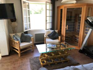 Appartements logement avec piscine couverte chauffee d'avril a octobre et spa privatifs, vue : photos des chambres
