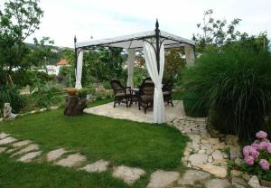 Apartments and rooms Frane - with garden