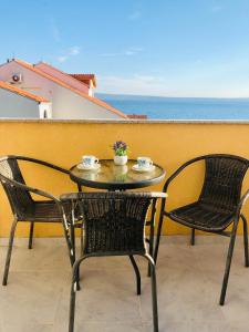 Apartment on the hill overlooking the sea