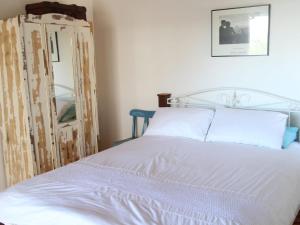 4 Robert Norman Street