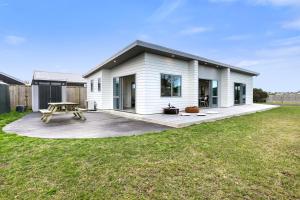 Karitane Beach Retreat - Karitane Holiday Home