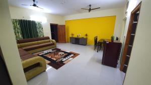 Tirupati Homestay - 2BHK AC Family Apartments near Alipiri and Kapilatheertham - Walk to A2B Veg Restaurant - WiFi - Android TV - Easy access to Tirumala