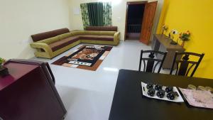 Tirupati Homestay - 2BHK AC Family Apartments near Alipiri and Kapilatheertham - Walk to A2B Veg Restaurant - WiFi - Android TV - Easy access to Tirumala