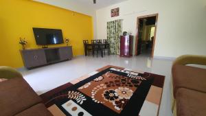 Tirupati Homestay - 2BHK AC Family Apartments near Alipiri and Kapilatheertham - Walk to A2B Veg Restaurant - WiFi - Android TV - Easy access to Tirumala