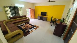 Tirupati Homestay - 2BHK AC Family Apartments near Alipiri and Kapilatheertham - Walk to A2B Veg Restaurant - WiFi - Android TV - Easy access to Tirumala