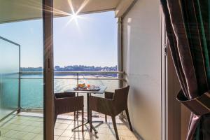 Hotels Le Crystal Dinard Plage : photos des chambres