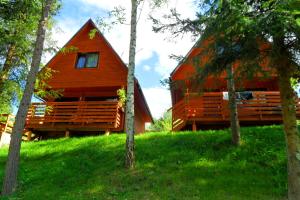 OW "Domki Matiaszówka" z PODGRZEWANYMI BASENAMI, kąpieliskiem ze zjeżdżalnią wodną, ogrodzonym placem zabaw i boiskiem