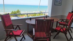 M&I Beach Apartment with Sea View