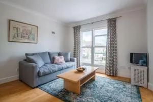 Pleasant Putney home close to the tube station by UndertheDoormat - Putney