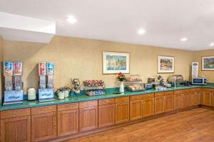 Deluxe King Suite with Spa Bath room in Baymont by Wyndham Louisville Airport South