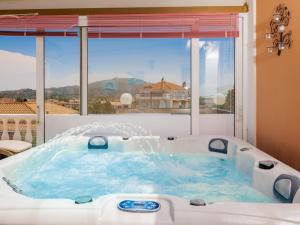 Matinas Family House with your Private Jacuzzi!