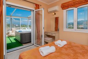 Matinas Family House with your Private Jacuzzi!