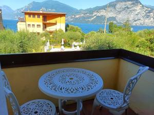 Superior Double Room with Balcony and Lake View room in Residence Hotel Villa Isabella