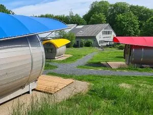 Schlaffässer am Schmetterlingspark - أوسلار