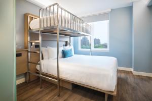 1 Queen and 1 Twin Bunk Bed, Deluxe Room, Non-Smoking room in Wingate by Wyndham Bronx Haven Park