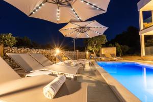 Luxury Apartments Mauro with Heated Pool