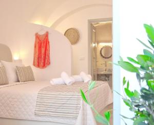 Deluxe Double Room with Shower room in Golden Stone Santorini Suites