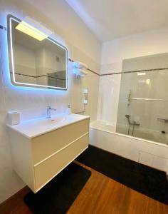 Appartements Grand T2 STANDING AJACCIO Proche centre et plages VUE PANORAMIQUE PARKING PRIVE : photos des chambres