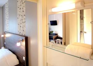 Hotels Hotel les Pecheurs : Chambre Double Confort avec Toilettes et Salle de Bains Privatives