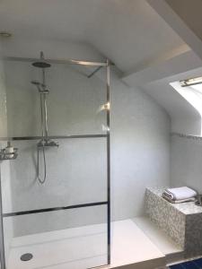B&B / Chambres d'hotes Une nuit sur Loire : Chambre Familiale avec Douche 
