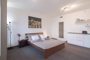 Bright studio, 10min to the Centre, free Parking