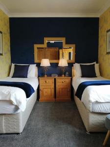 Twin Room with Private Bathroom room in Park Top House