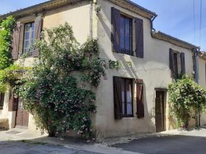 Maison atypique dans cité médiévale