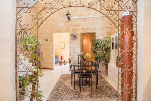 Tal-Karmnu Entire house with private heated pool and jacuzzi