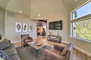 Hot Tub, Pool Table Luxe Reno Chalet with Mtn View!