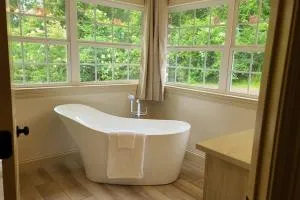 Farm House stay with soaking tub and hot tub barn - Amite