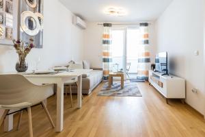 Tanja modern apartment with balcony and parking garage 