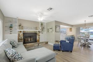 Nautical pet-friendly home with pool, kayaks and bikes