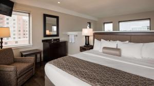 King Suite with Sofa Bed and River View - Non-Smoking room in Best Western Plus Coastline Inn