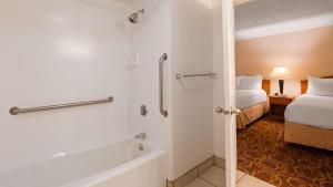 Queen Room with Two Queen Beds - Disability Access/Bath Tub room in Sturgis Lodge and Suites