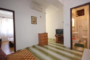 Two-Bedroom Apartment with Terrace and Sea View room in Apartments by the sea Savar Dugi otok - 8079