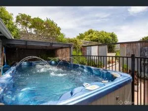 Coastal Country Retreat, Spa, fireplace, pet friendly, FREE WIFI wine & chocolates, Kilarney, 10 minutes to Phillip Island - Woolamai