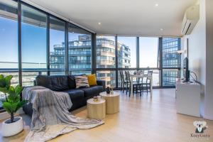 KOZYGURU DOCKLANDS HIGH LEVEL WATERVIEW 1BED POOL VDO883-2009