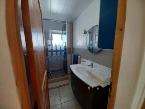 Appartements APPARTEMENT, LA ROUTE DES GRANDES ALPES , 8 couchages, GARAGE pour motards, cyclistes, POSSIBILITE de studios supplementaires, si plus de 8 personnes : photos des chambres