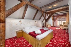 Deluxe Double Room - Attic with Free Parking room in Meriton Old Town Garden Hotel