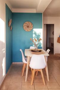 Appartement T2bis Sartène 60m2 avec jolie terrasse de 25m2 et vue panoramique mer et montagne sur le Golfe du Valinco - Quartier calme à 10mn à pied du centre ville - Idéal pour 4 personnes et possibilité de 6 couchages - Place de parking réser