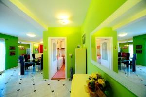 4 Bed Villa Sleeps 9 - Pool Pets Garden Parking