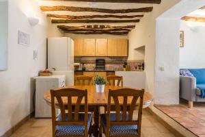 Casa Mundo - 16th century traditional white village house with pool