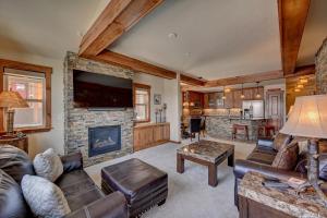 Two-Bedroom Apartment room in Cozens Pointe I-101 condo
